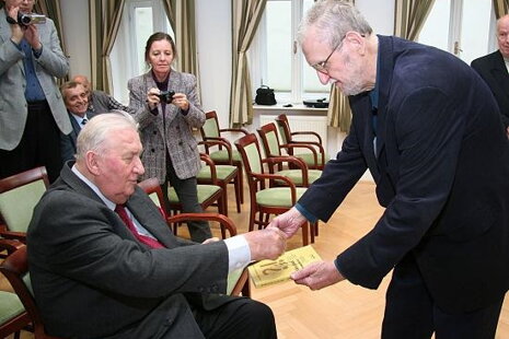 Krst publikácie Ako písať a komunikovať 12.decembra 2011